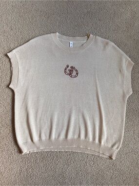 Cream Knit Short-Sleeve Sweater with Maroon Horseshoe Embroidery